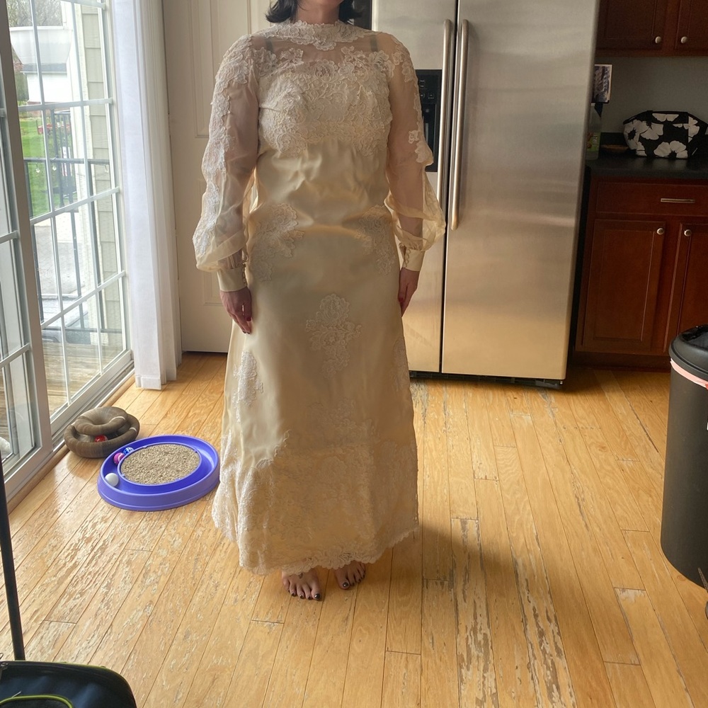 Gorgeous 1960’s wedding dress in pristine condition